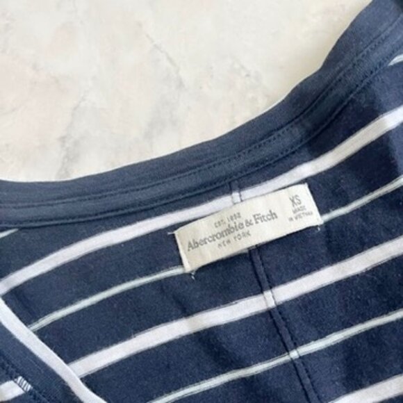 NEW Abercrombie & Fitch Navy Striped V-Neck Pocket Tee Shirt Women XS - Picture 3 of 6